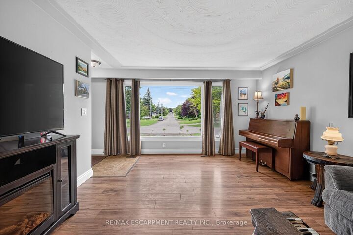 Property Photo:  251 Mackenzie Crescent  ON N3W 1A7 