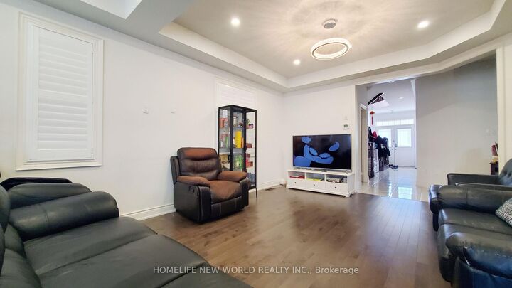 Property Photo: 28 Fallharvest Way ON L4A 4V8
