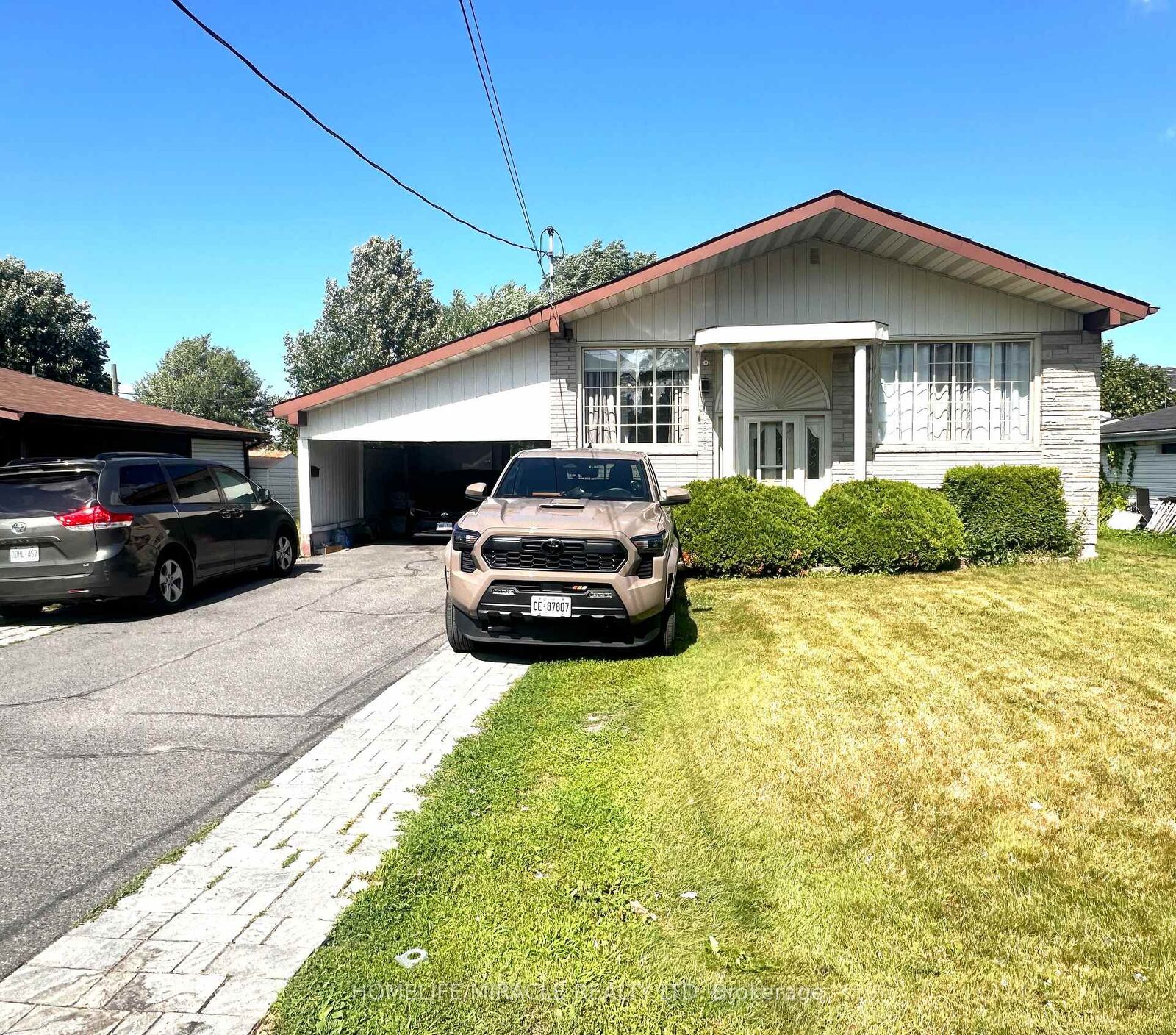 Property Photo: 1609 Birmingham Street ON K6H 3N1