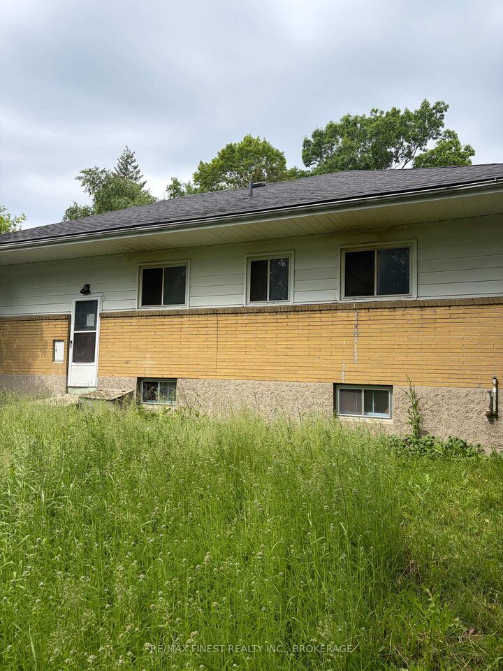 Property Photo: 339 Mowat Avenue ON K7M 1L2