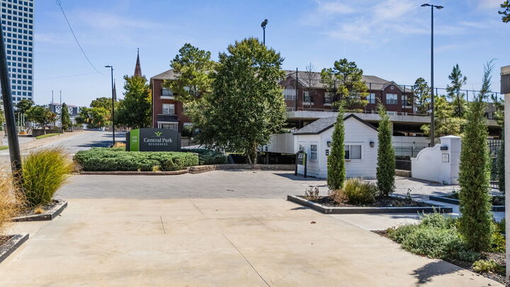 Property Photo: 410 W 7th Street 1422 OK 74119