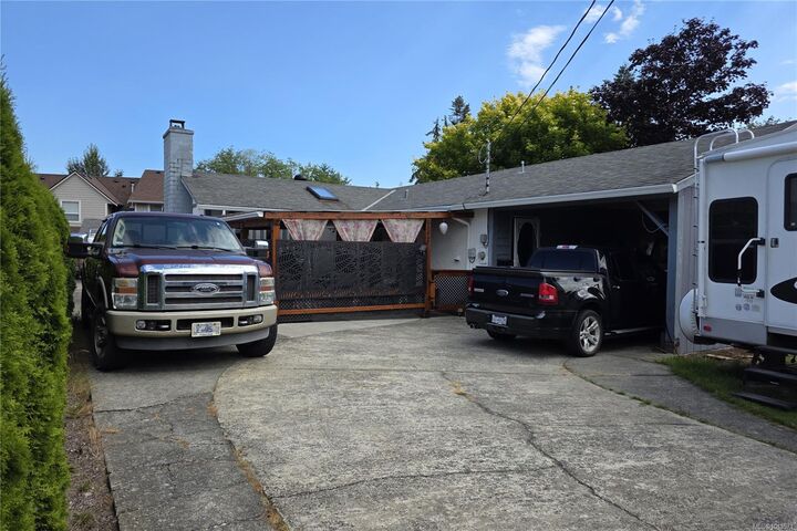 Property Photo: 542 Grayson Rd BC V9W 6K4