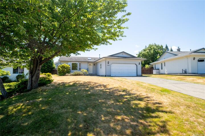 Property Photo: 725 Applegate Rd BC V9W 7A1