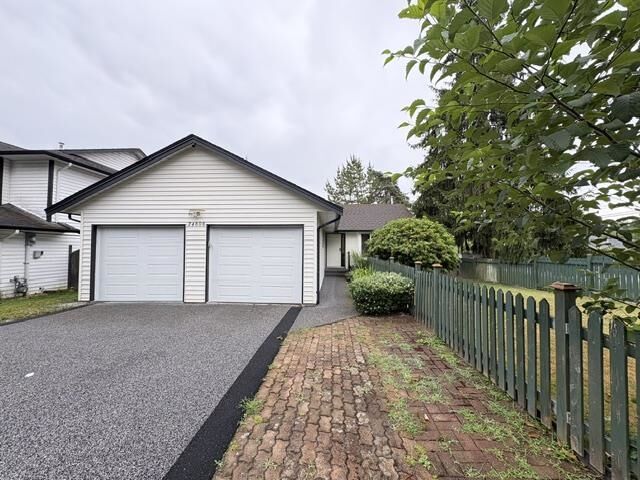 Property Photo: 24808 119 Avenue BC V4R 1Z1