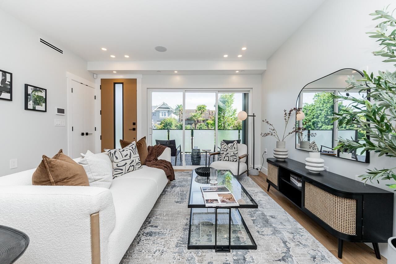 Property Photo: 676 E 22nd Avenue 2 BC V5V 1V4