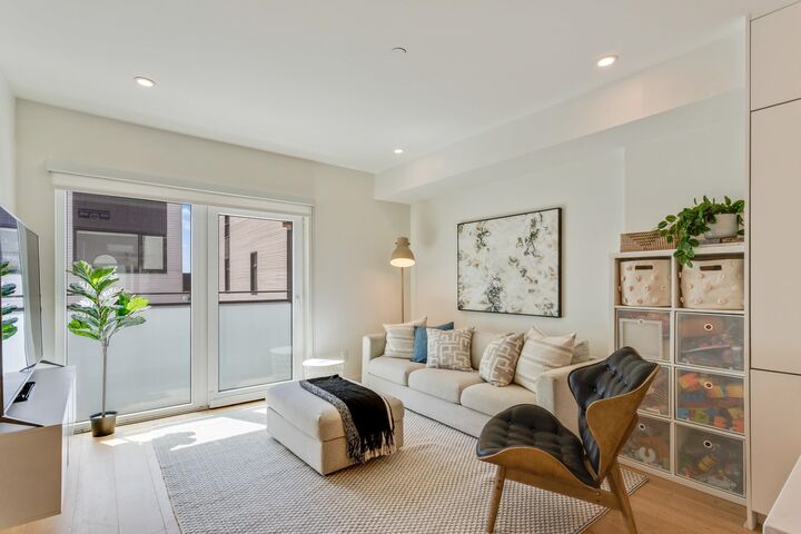 Property Photo: 649 E 3rd Street 125 BC V7L 1G6