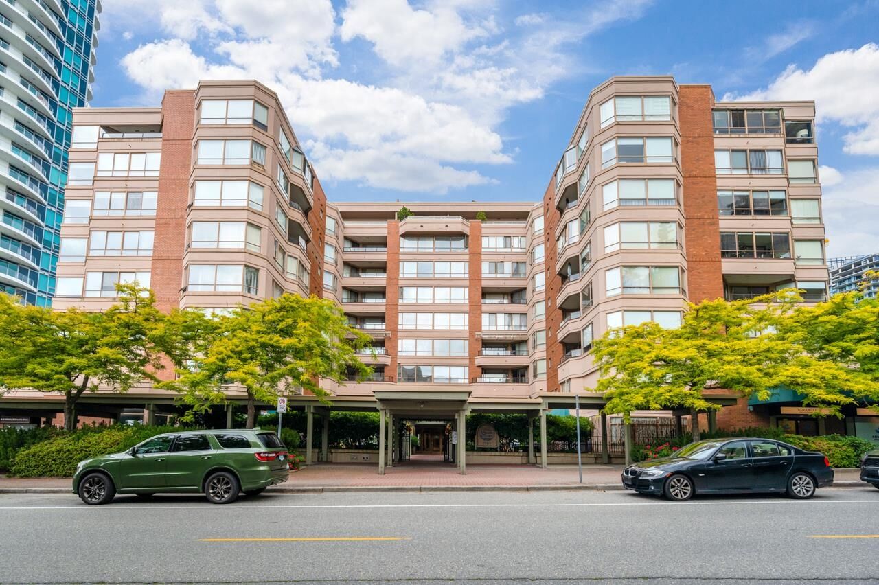 Property Photo: 15111 Russell Avenue 101 BC V4B 2P4