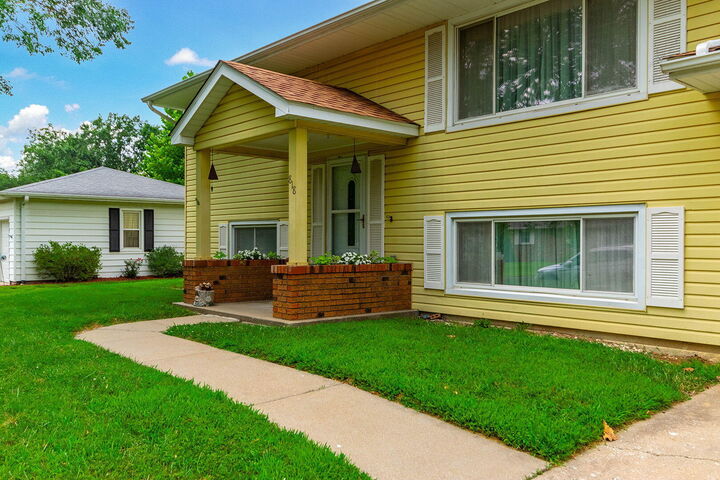 Property Photo:  818 Oak Lawn Dr  MO 65203 