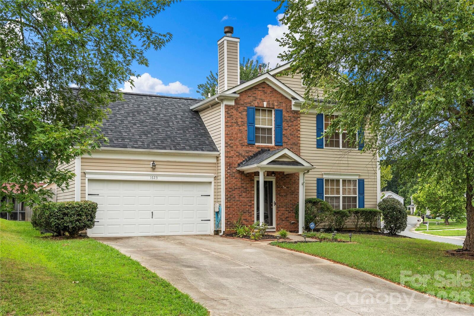 Property Photo: 1623 Elk Creek Court NC 28214