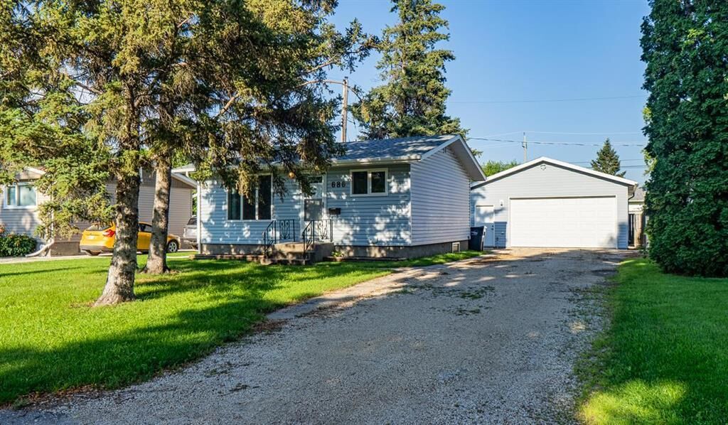 Property Photo: 686 Maplewood Crescent MB R1N 0B1