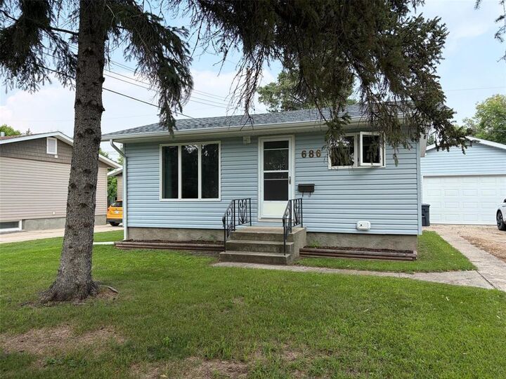 686 Maplewood Crescent — photo 1