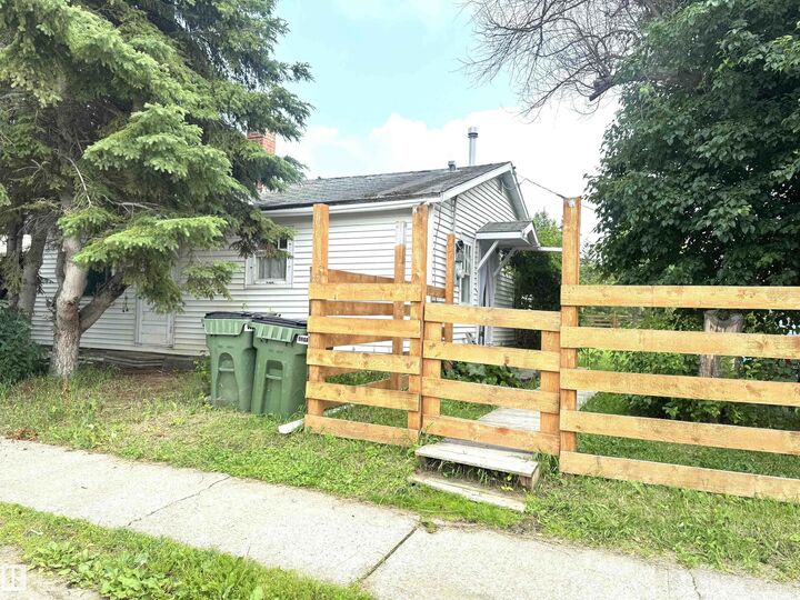 Property Photo:  5019 48 Avenue  AB T0E 1V0 