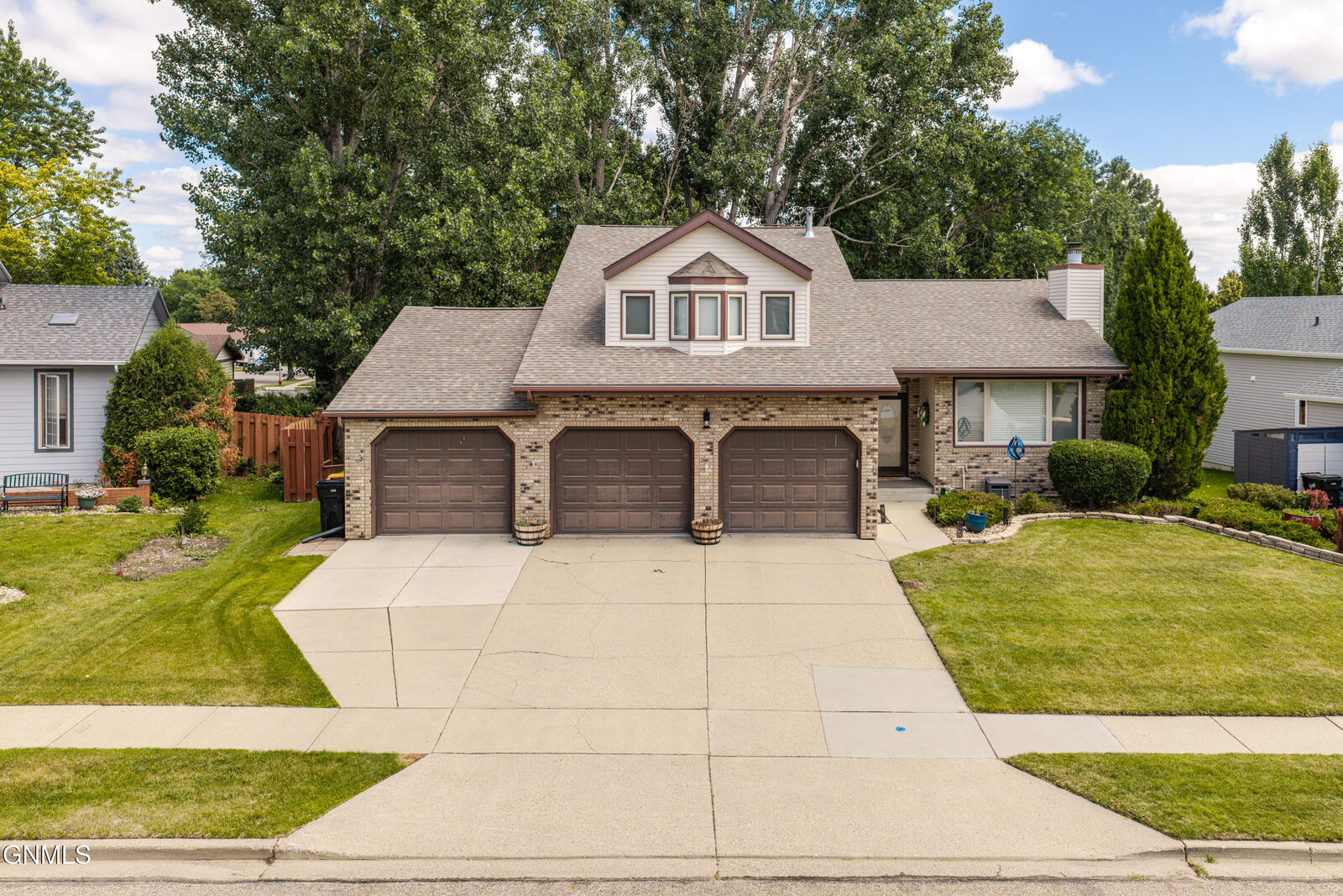 Property Photo:  524 Assiniboin Drive  ND 58503 
