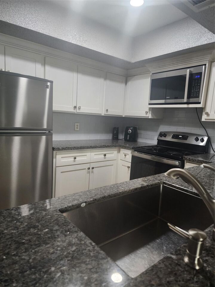 Property Photo:  2816 S Bartell Drive 4  TX 77054 
