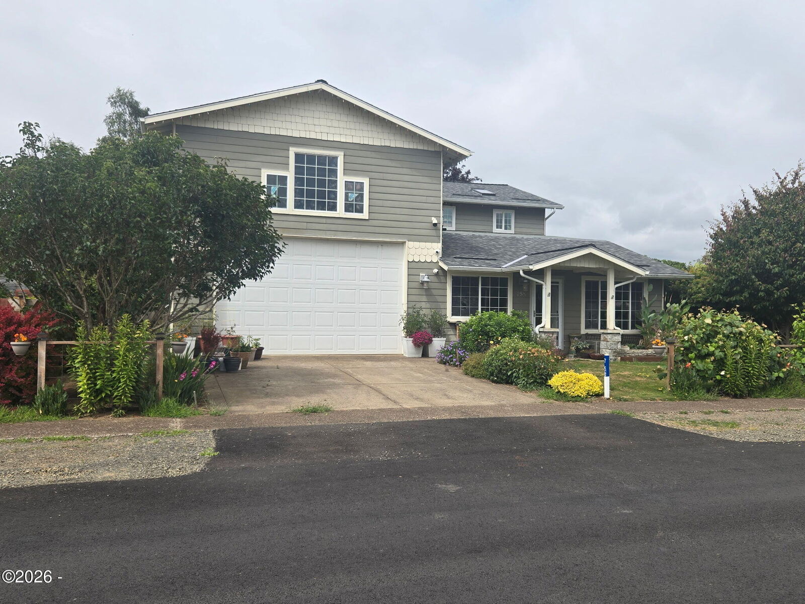 Property Photo: 758 SW Swan Avenue OR 97380