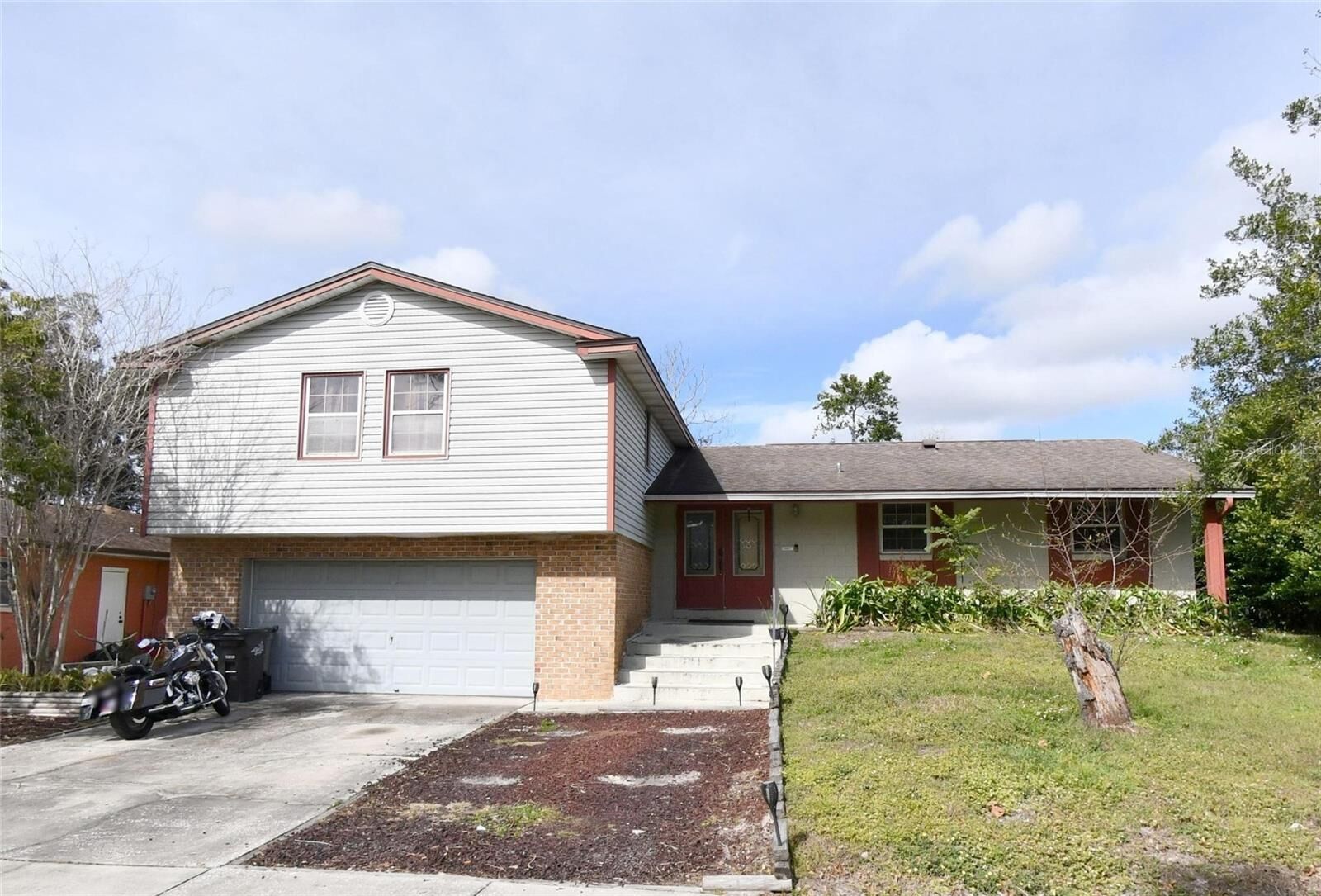 Property Photo: 513 Oakcrest Street FL 32714