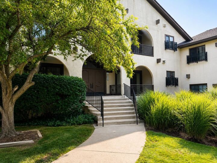 Property Photo:  42160 Woodward #40 Avenue 40  MI 48304-5159 