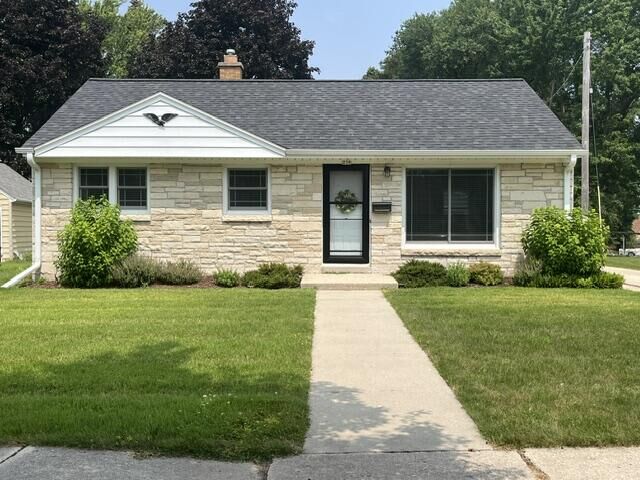 Property Photo:  238 Lincoln Dr N  WI 53095 