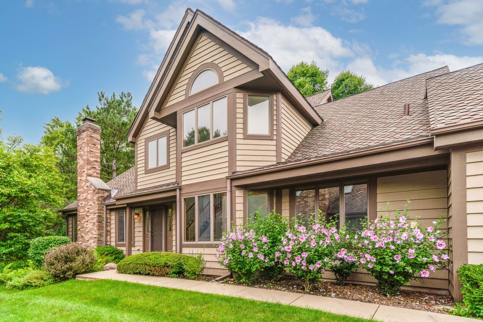 Property Photo: 1902 Forest Creek Lane 1902 IL 60048