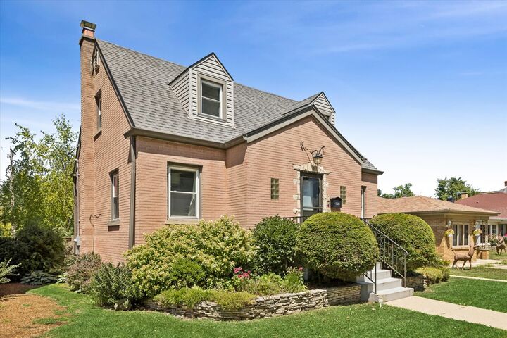 Property Photo: 1320 E Washington Street IL 60016