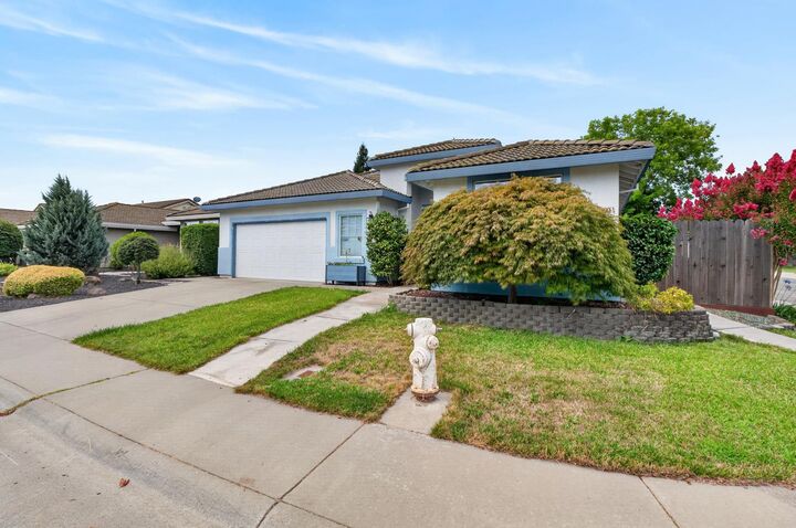 Property Photo: 7860 Royal Down Circle CA 95829