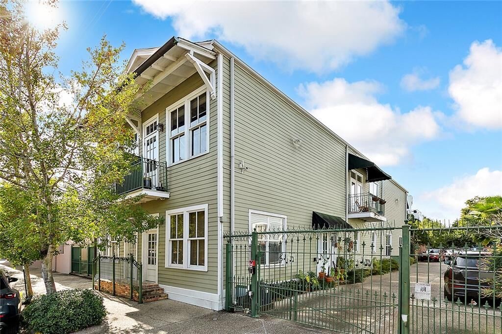 Property Photo: 910 Touro Street 4 LA 70116