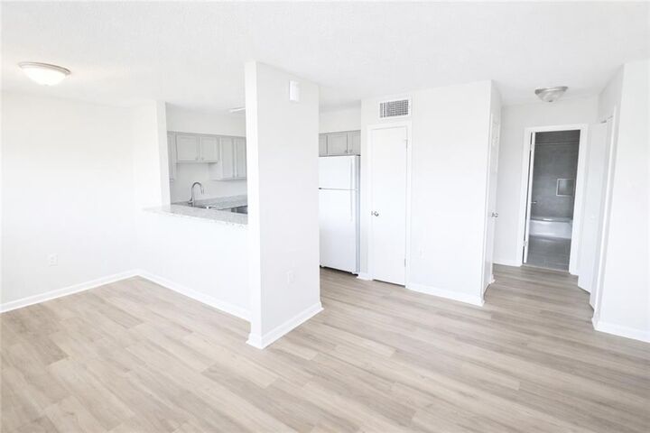 Property Photo: 106 E 3rd Street 1 LA 70037