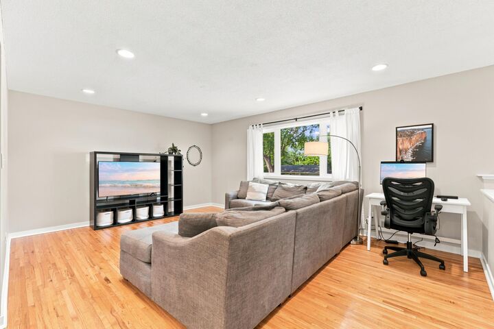 Property Photo:  3224 Hillsboro Avenue N  MN 55427 