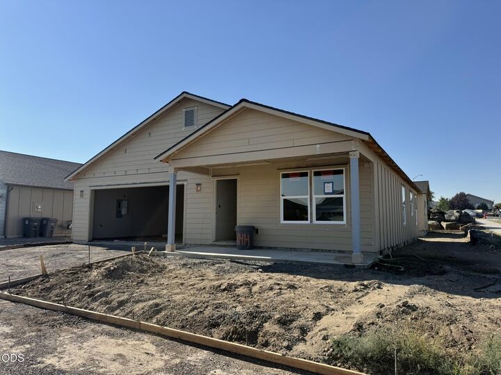 Property Photo: 553 NE Mitchell Street OR 97741