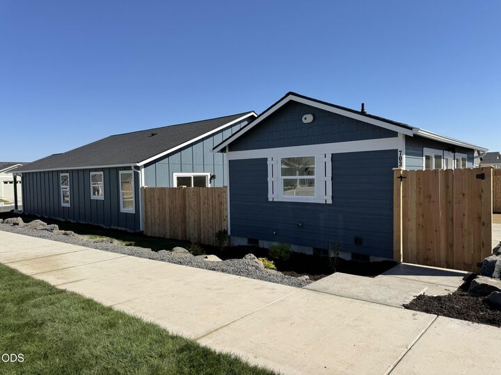 Property Photo:  553 NE Mitchell Street  OR 97741 