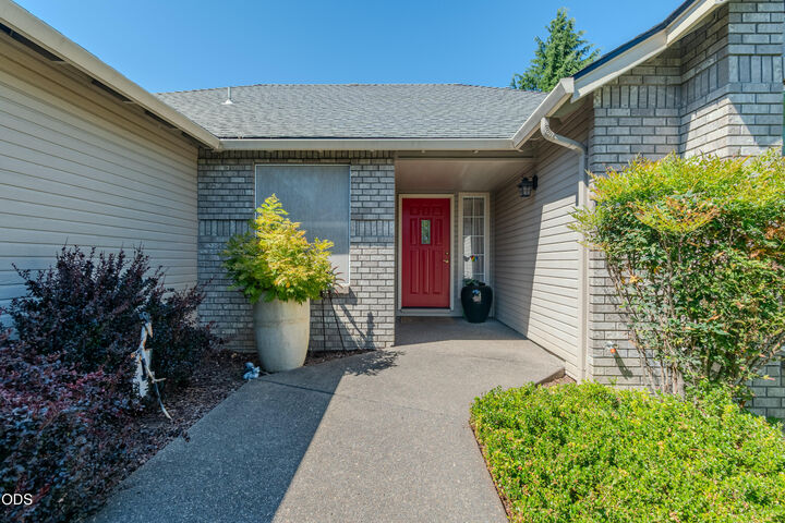 Property Photo: 1829 Garden Drive OR 97504