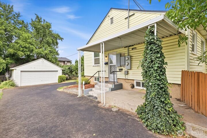 Property Photo: 1020 S College Avenue WA 99324