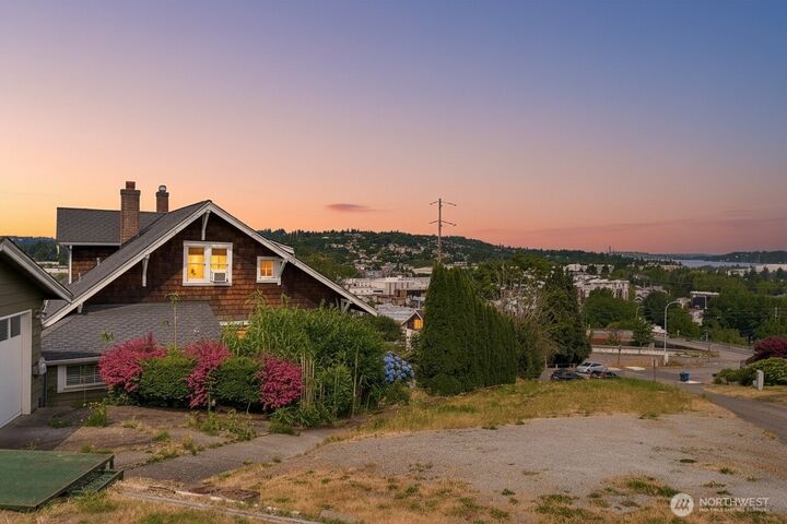 Property Photo:  400  Cedar Avenue S  WA 98057 