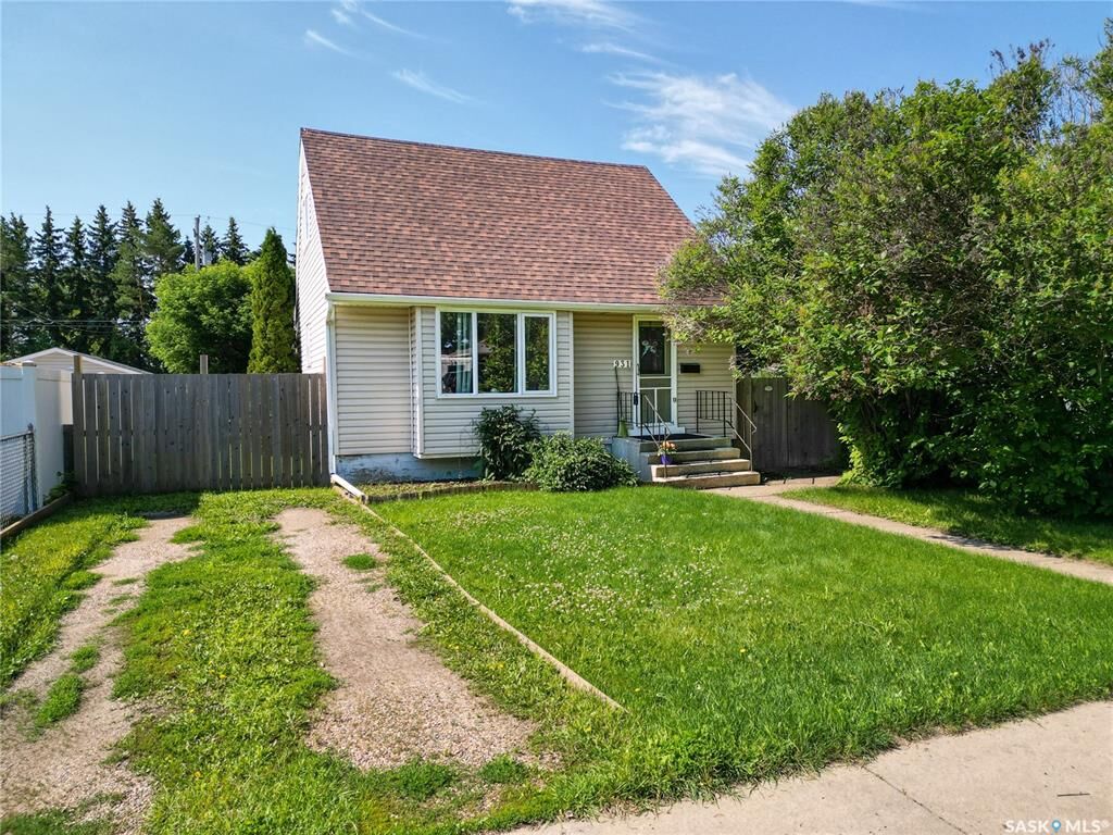 Property Photo:  931 4th Street E  SK S6V 0K8 