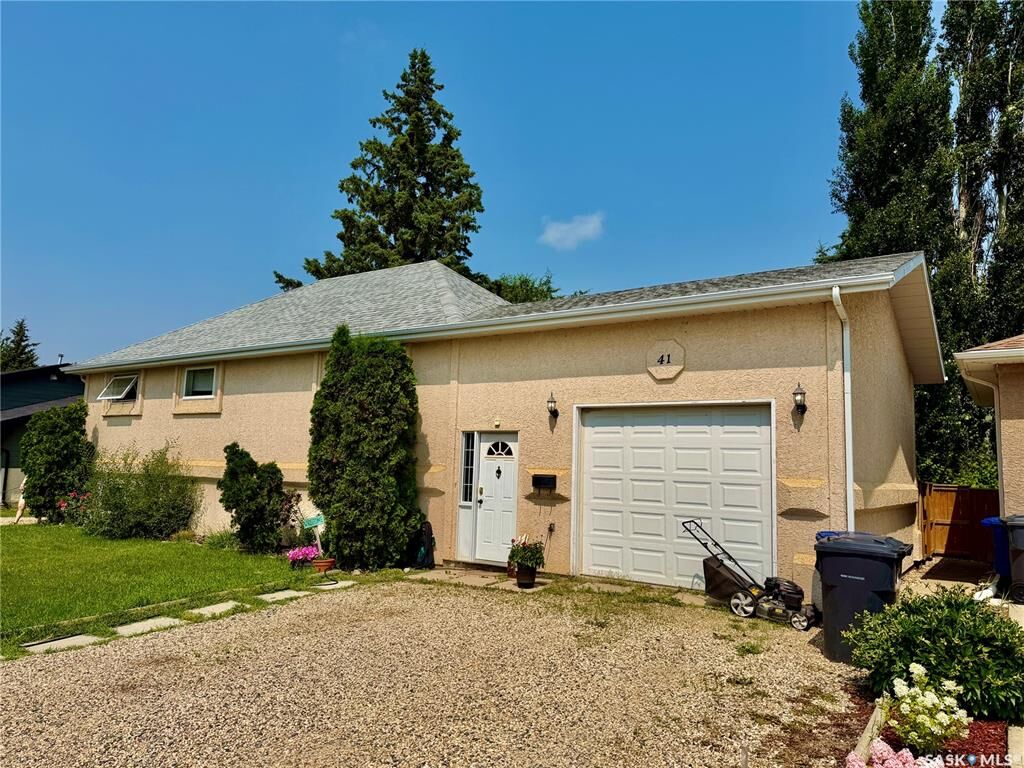 Property Photo: 41 Campbell Place SK S0K 0Y0