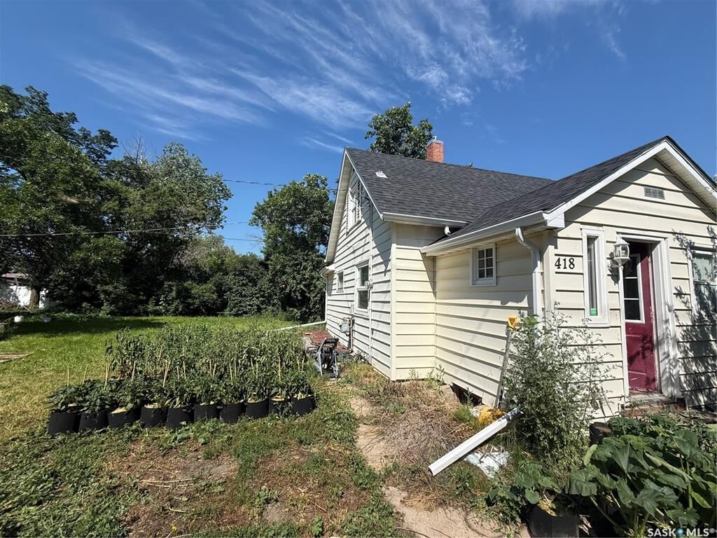 Property Photo: 418 4th Avenue E SK S0H 0B0