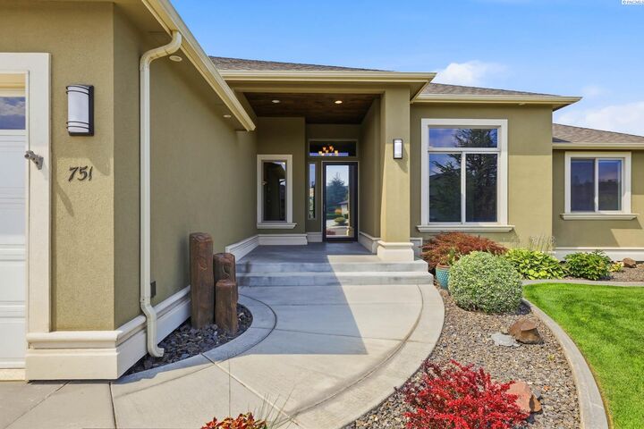 Property Photo: 751 Meadows Dr. S. WA 99352