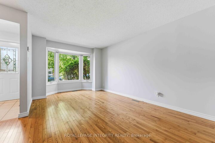 Property Photo: 1455 Bradshaw Crescent ON K1B 5G1
