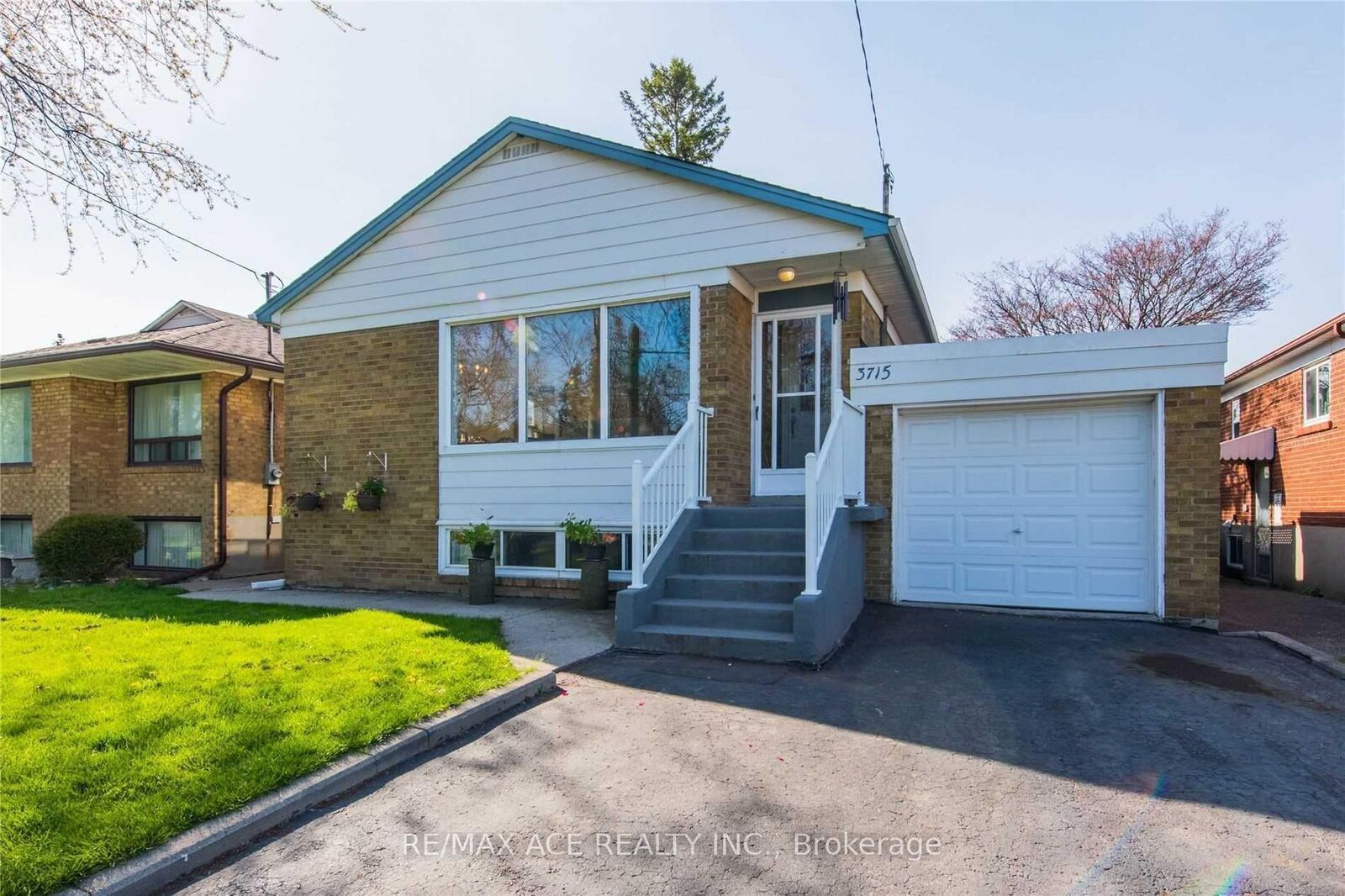 Property Photo:  3715 St Clair Avenue E Main  ON M1M 1T5 