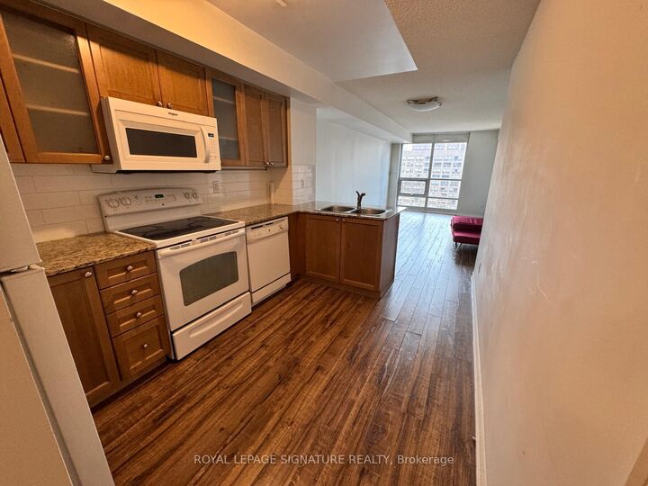 Property Photo: 761 Bay Street 1204 ON M5G 2R2