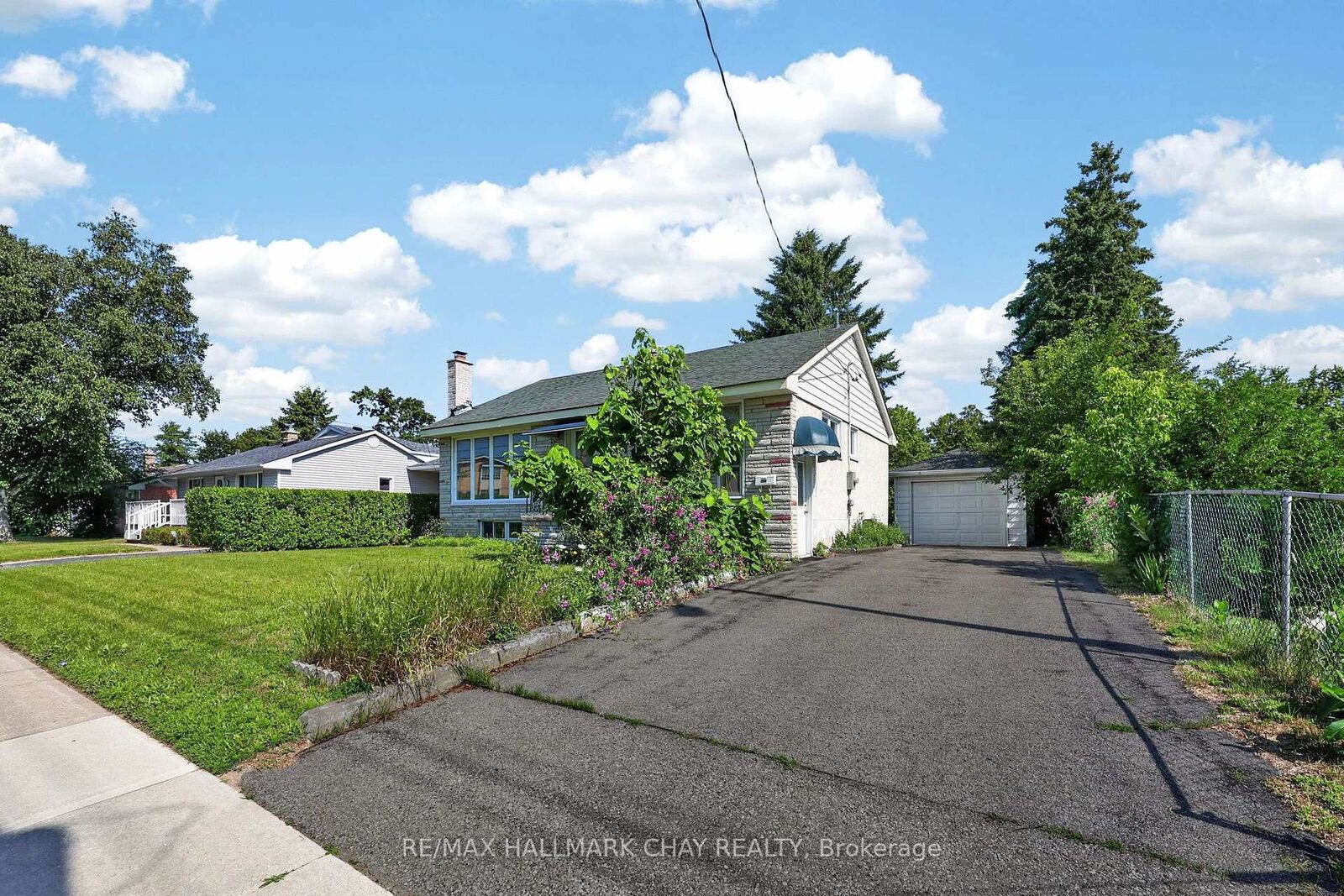 Property Photo: 348 Grove Street E ON L4M 2R5