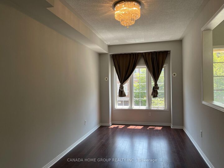 Property Photo: 435 Hensall Circle 43 ON L5A 4P1