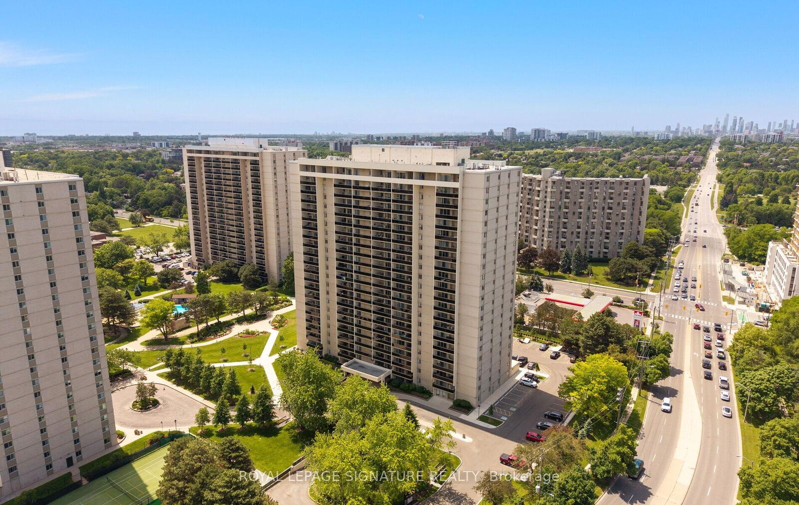 Property Photo: 820 Burnhamthorpe Road 606 ON M9C 4W2