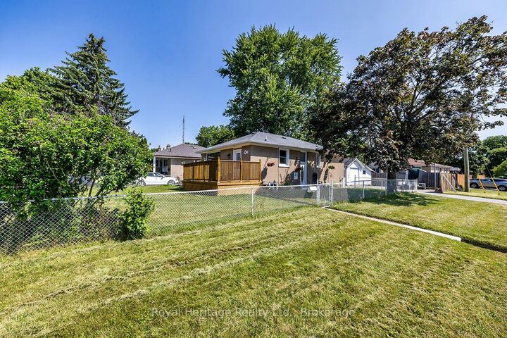 Property Photo: 42 Thorncroft Crescent ON L1S 2S2