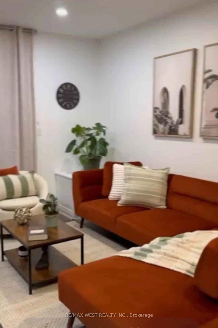 Photo de la propriété:  64 Galt Avenue Lower  ON M4M 2Z1 