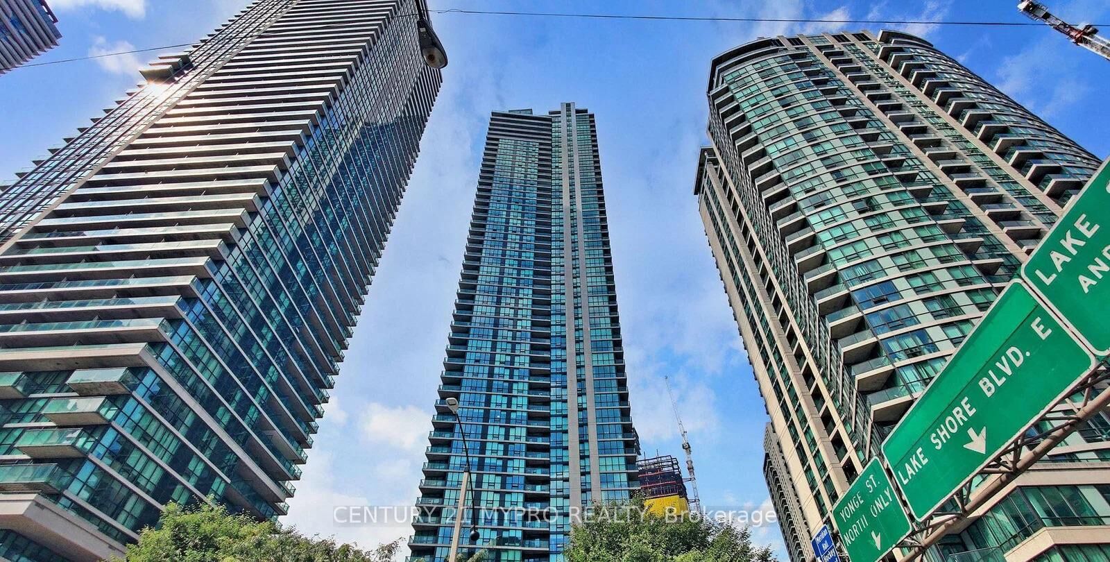 Property Photo: 18 Harbour Street 3105 ON M5J 2Z6