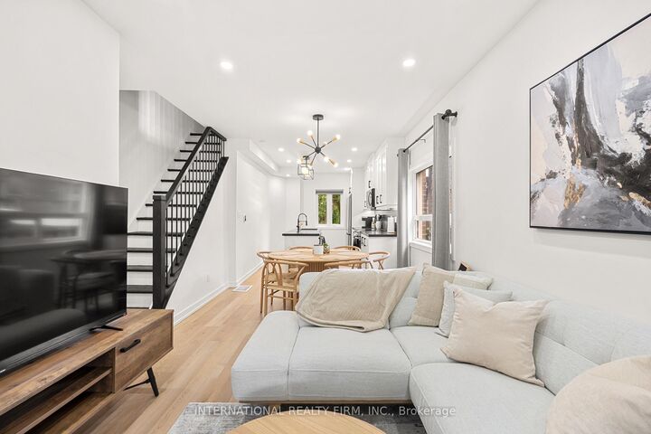 Property Photo: 171 Duplex Avenue ON M5P 2A8
