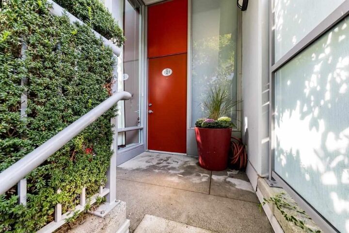121 W Georgia Street — photo 1