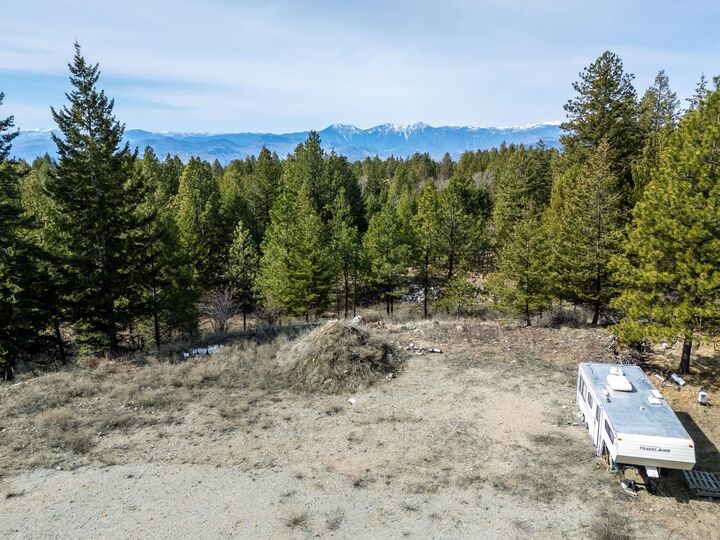 Property Photo: 490 Wapiti Way BC V0H 1V6