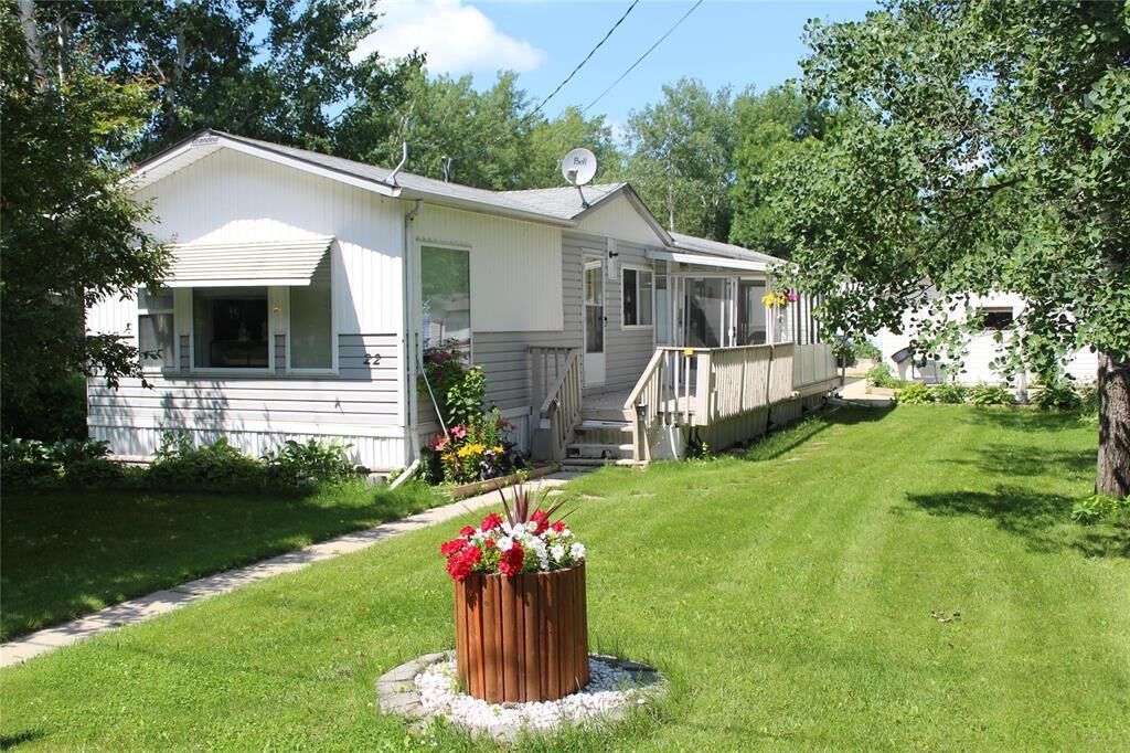 Property Photo: 22 Village Drive MB R5H 1H4